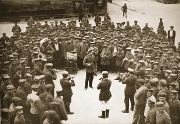 Die Band spielt auf dem Kasernenplatz, Dorchester, Illustration aus Deutsche Gefangene in Großbritannien (Fotogravur)